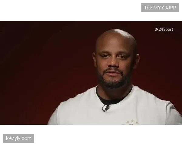 孔帕尼训练完回家路上还在背战术板？